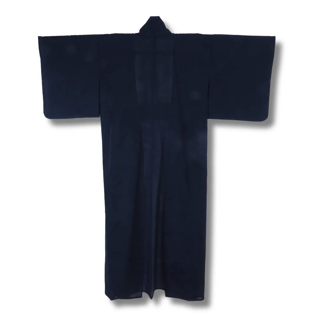 Rückansicht des dunkelblauen Sommer-Kimonos, klassischer ungefütterter Schnitt