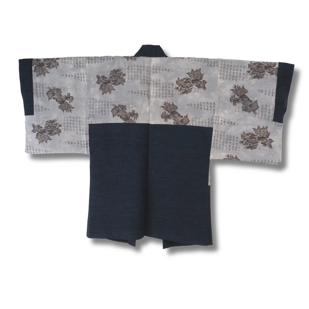 Rückansicht des dunkelblauen Vintage Herren-Haori, auf links gedreht und Löwenhund-Muster sichtbar