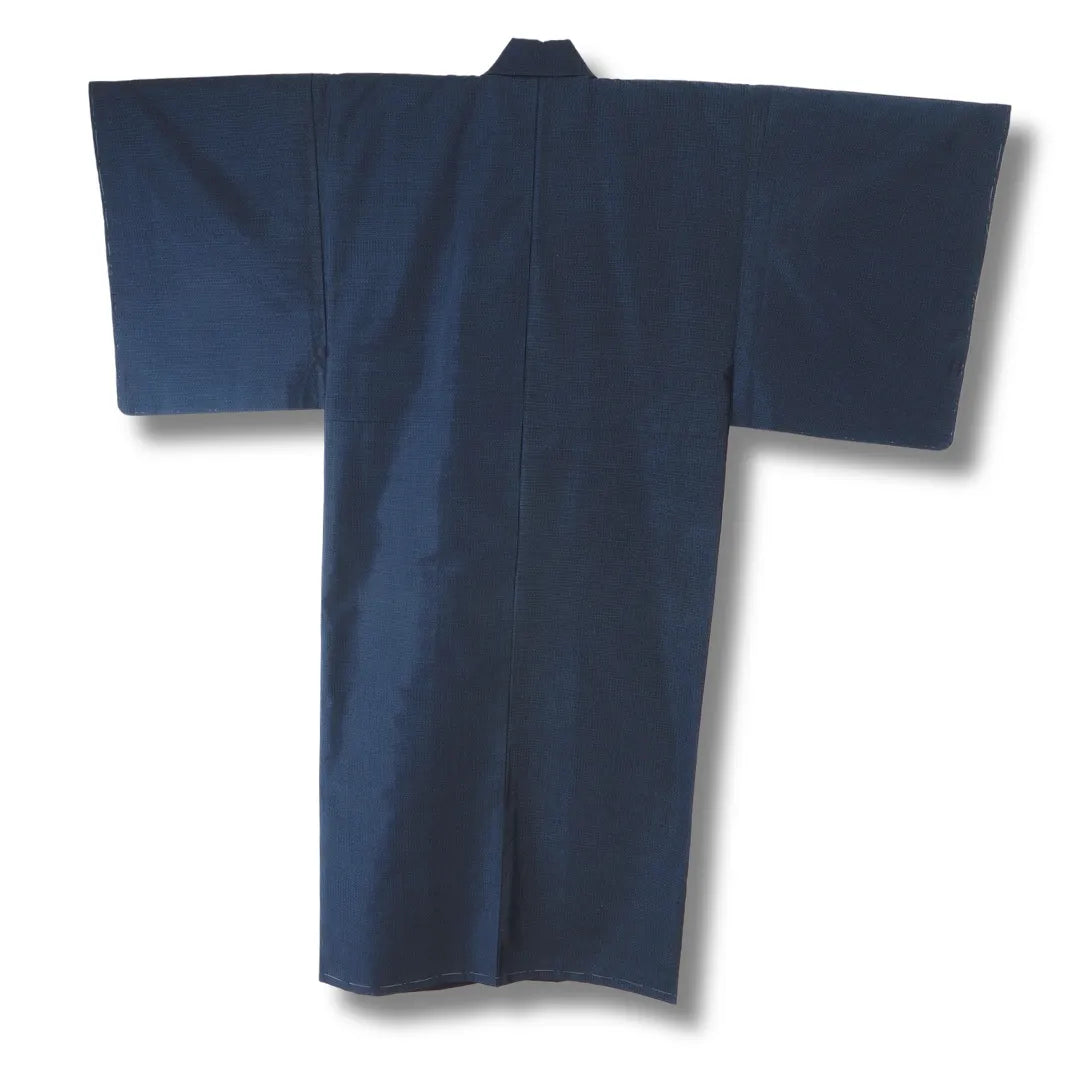 Rückansicht des dunkelblauen Vintage Herren-Kimono mit Heftfäden