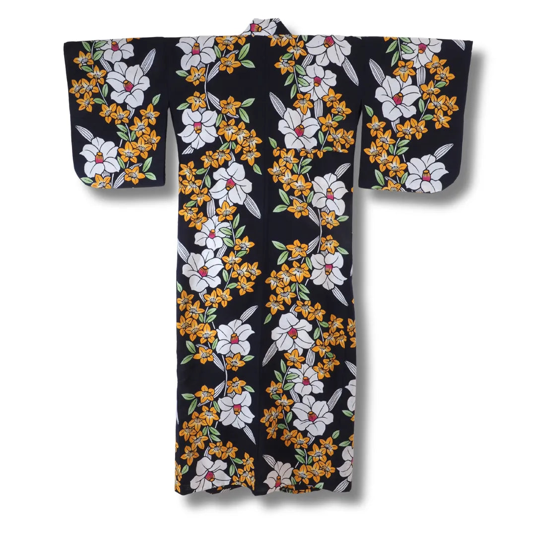 Rückansicht des dunkelblauen Vintage Yukata mit durchgehendem Blumenmuster