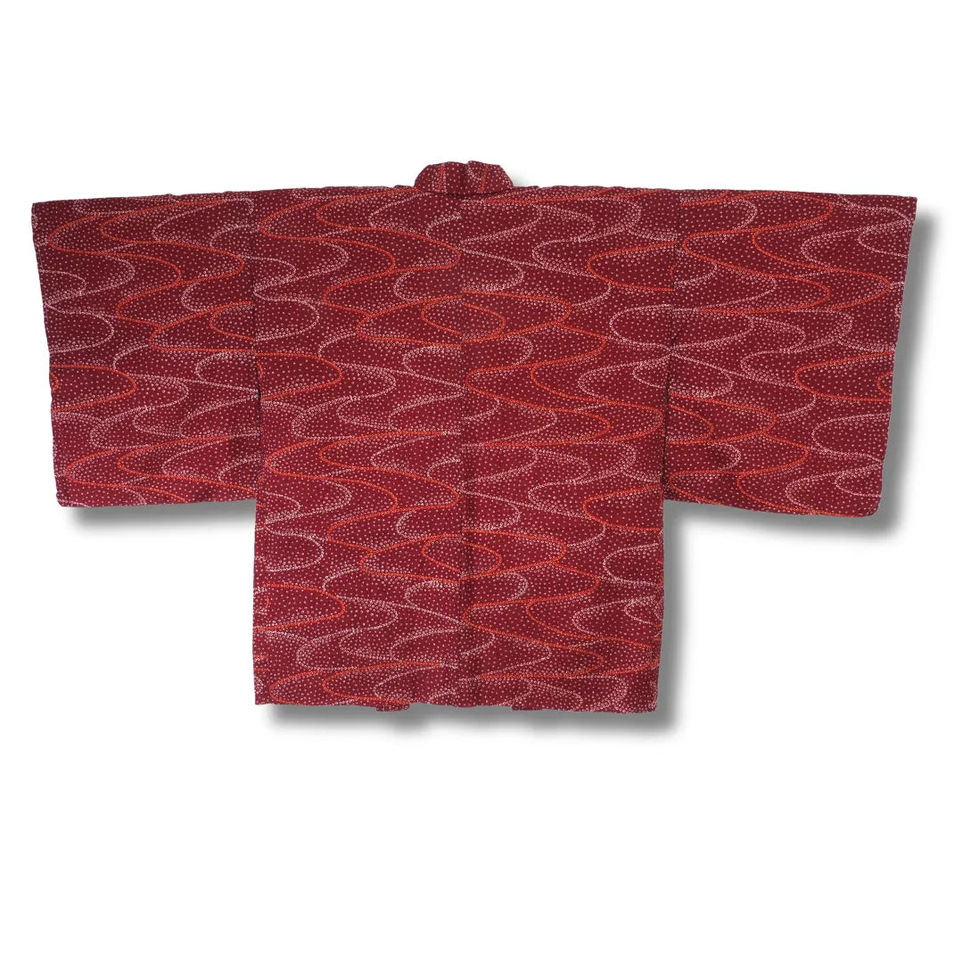 Rückansicht des dunkelroten Vintage Haori, durchgehendes Shibori-Wellenmuster sichtbar