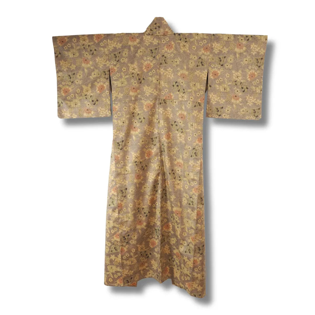 Rückansicht des grün-grau-braunen Vintage Komon-Kimonos mit Chrysanthemen und Blattranken