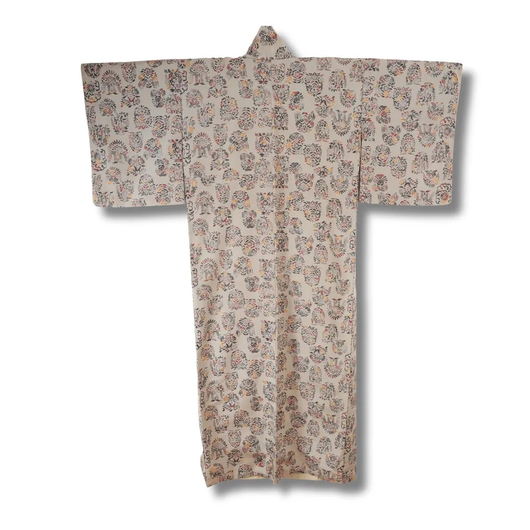Rückansicht des grau-cremefarbenen Vintage Komon-Kimonos mit Blütenmuster
