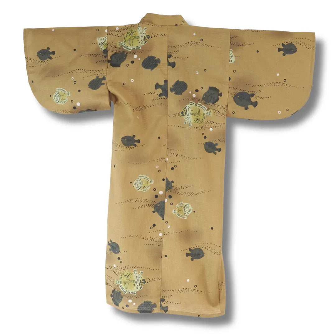Rückansicht des khakifarbenen Vintage Kinder-Yukata mit verteiltem Fischmotiv