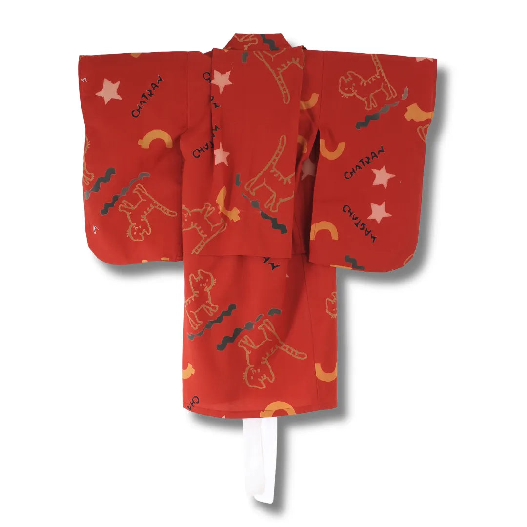 Rückansicht des roten Vintage Kinder-Kimonos mit Katzen und Sternenmotiven