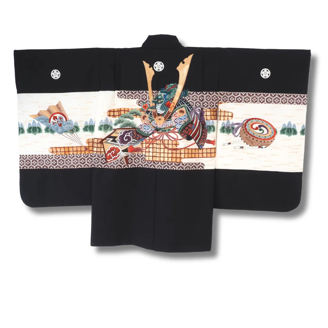 Rückansicht des schwarzen Vintage Kinder-Haori, drei Kamon und Zierband sichtbar