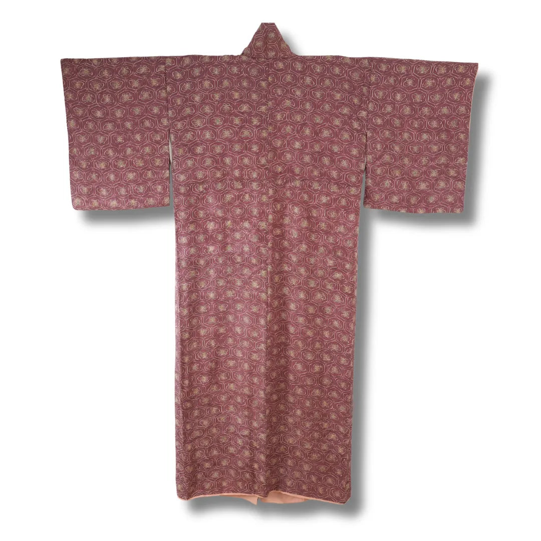 Rückansicht des weinlilafarbenen Vintage Komon-Kimonos mit durchgehendem Schmetterlingmuster