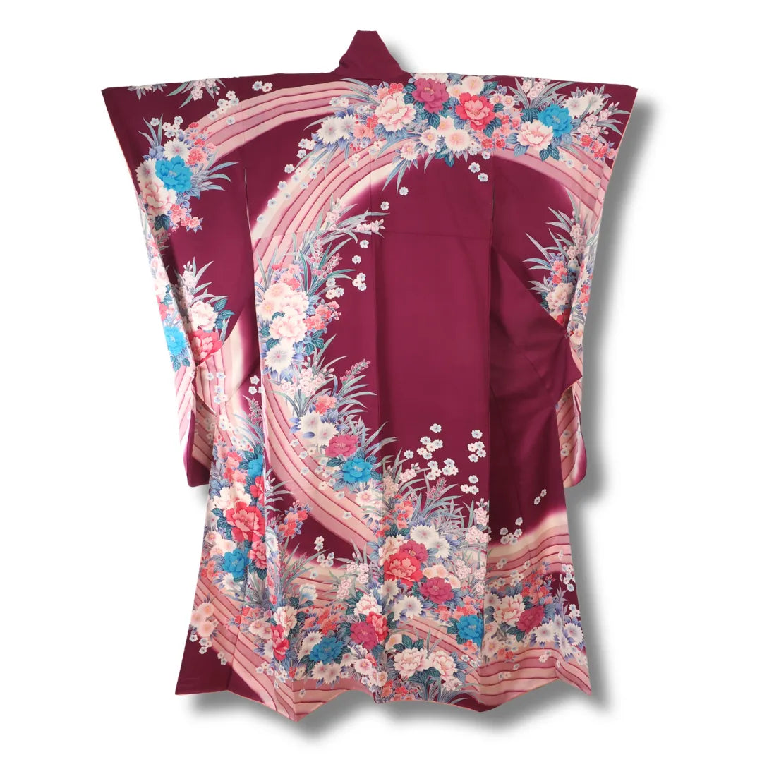 Rückansicht des weinroten Furisode mit durchgehendem Bogenmuster und Blumenarrangements