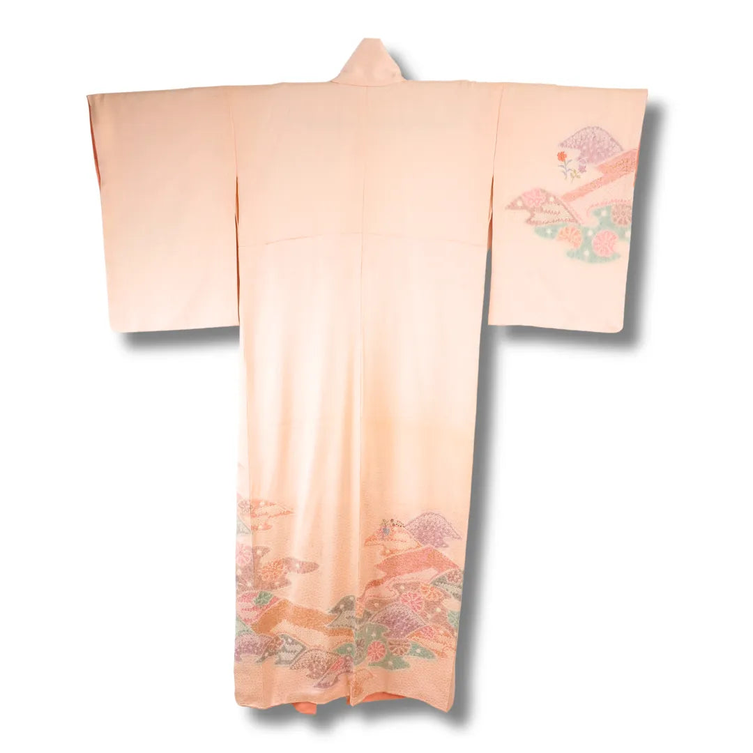 Rückansicht des zartrosa Homongi-Kimono mit Blütenmotiv auf Schulter und Saum