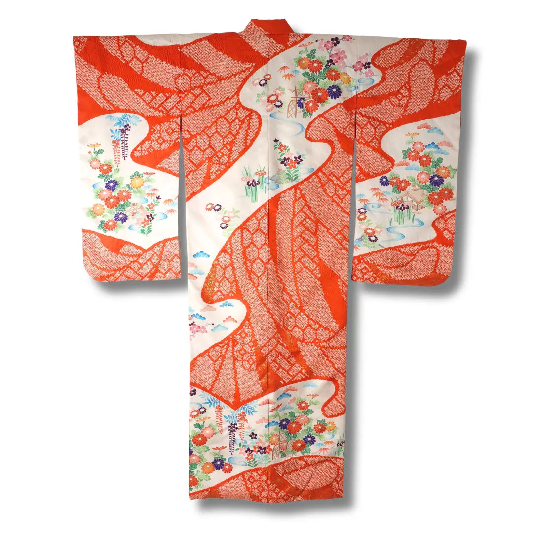Rückseite des Vintage Furisode mit floralen Motiven und Farbverlauf