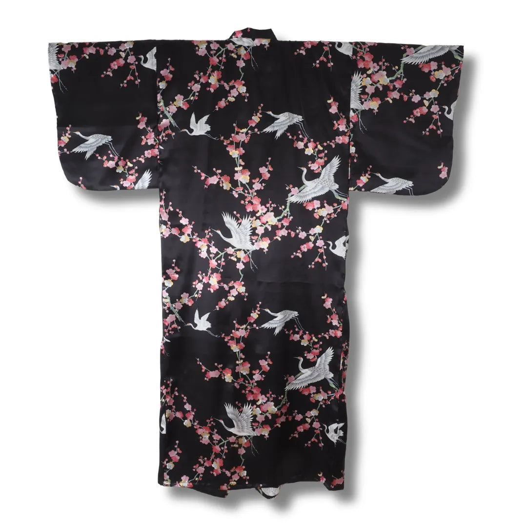 Rückseite des schwarzen Kimono mit floralem Muster