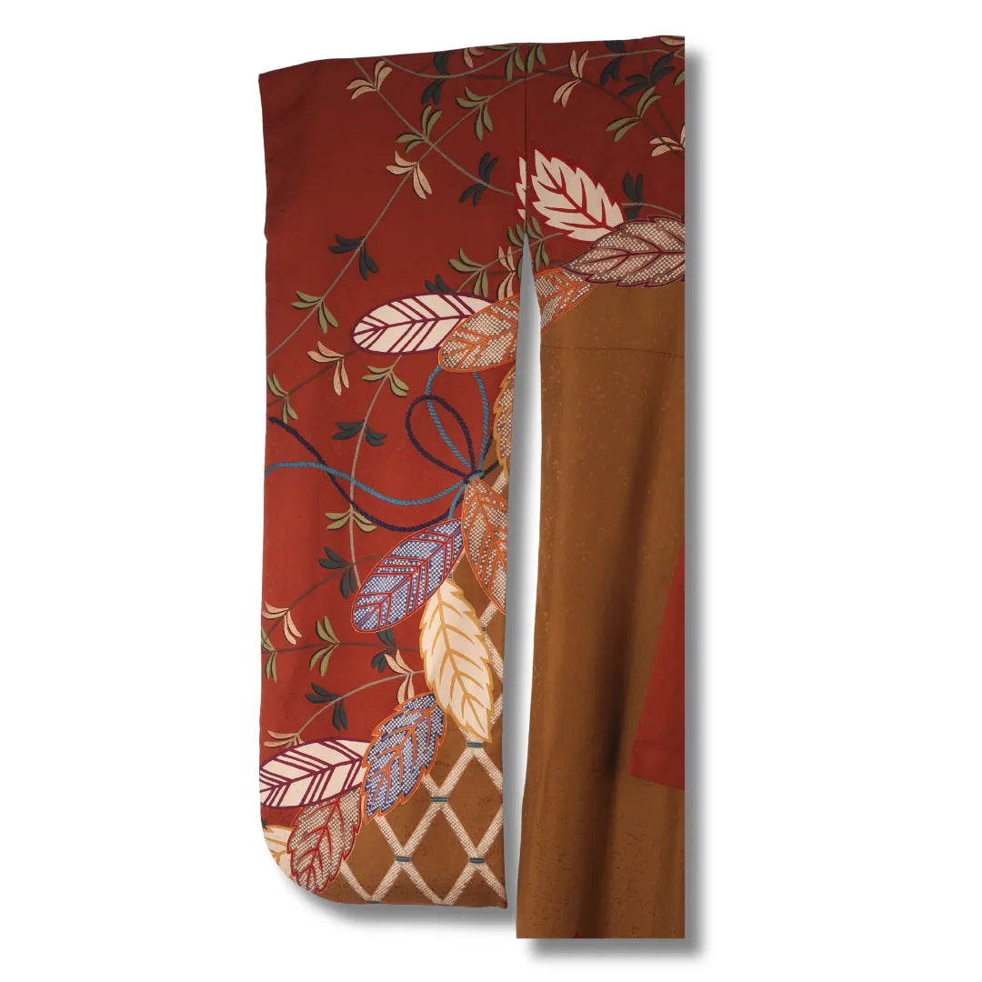 Rotbrauner Vintage Furisode Ärmelansicht, Herbstblätter und Goldraute auf dem Ärmel sichtbar