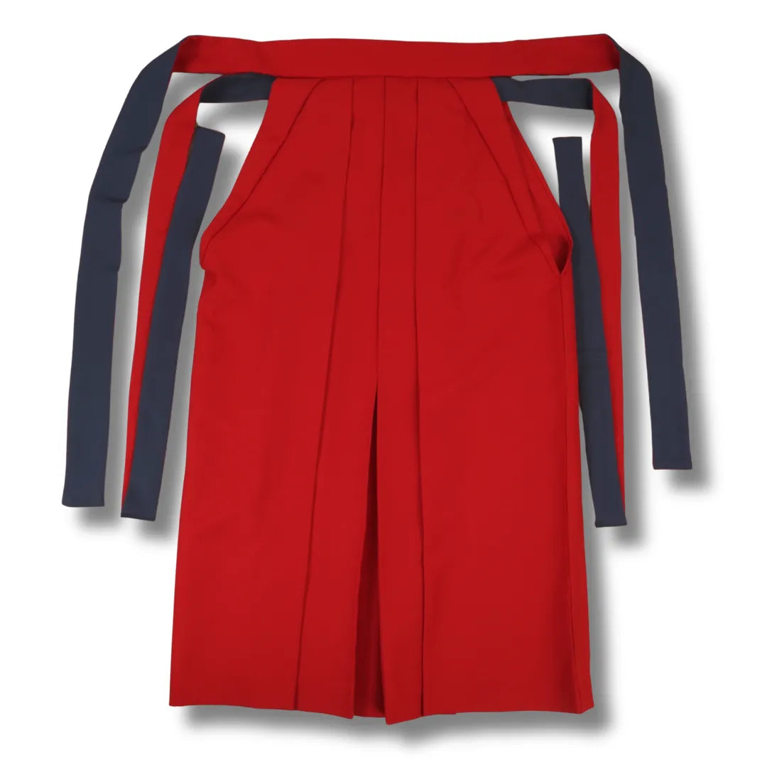 Roter Hakama mit marineblauem Bund und langen Bindebändern, Rückansicht