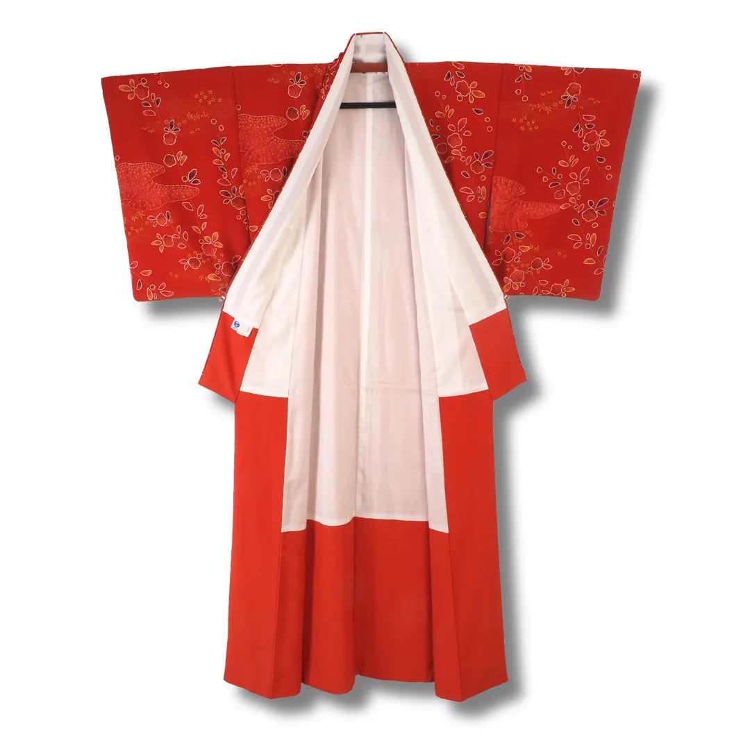 Roter Vintage Kimono aufgehängt, makelloses weißes Futter mit roter Saumkante sichtbar