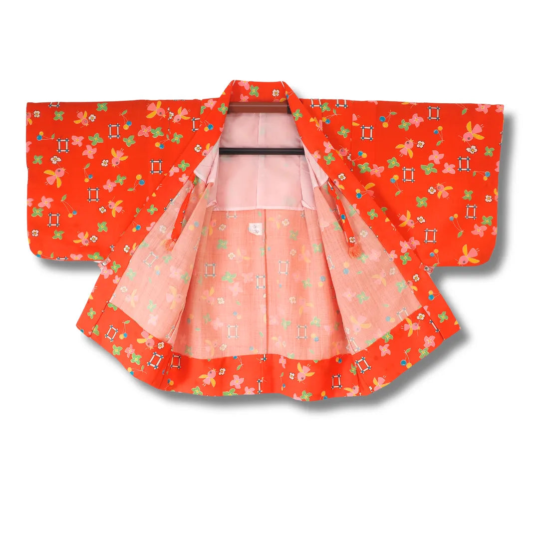 Roter Vintage Kinder-Haori aufgehängt, Vorderansicht mit geöffnetem Rosafutter