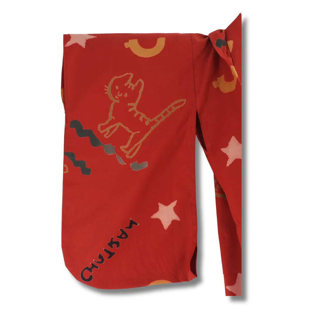 Roter Vintage Kinder-Kimono Ärmelansicht, Katzenmotiv mit Goldmondsicheln und weißen Sternen sichtbar