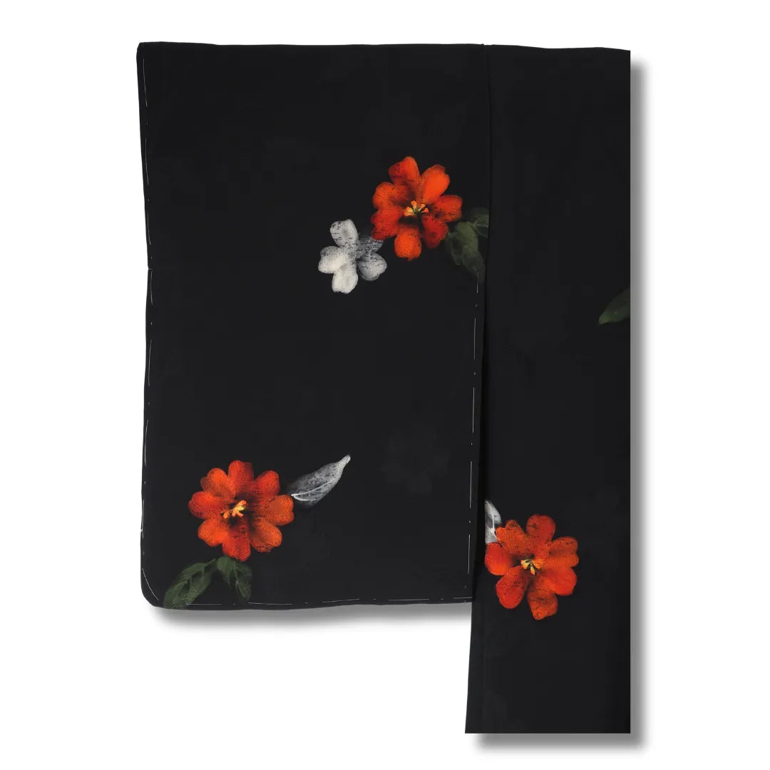 Schwarzer Vintage Haori Ärmelansicht, rotes Blumenmuster auf schwarzem Stoff sichtbar, Heftfäden vorhanden