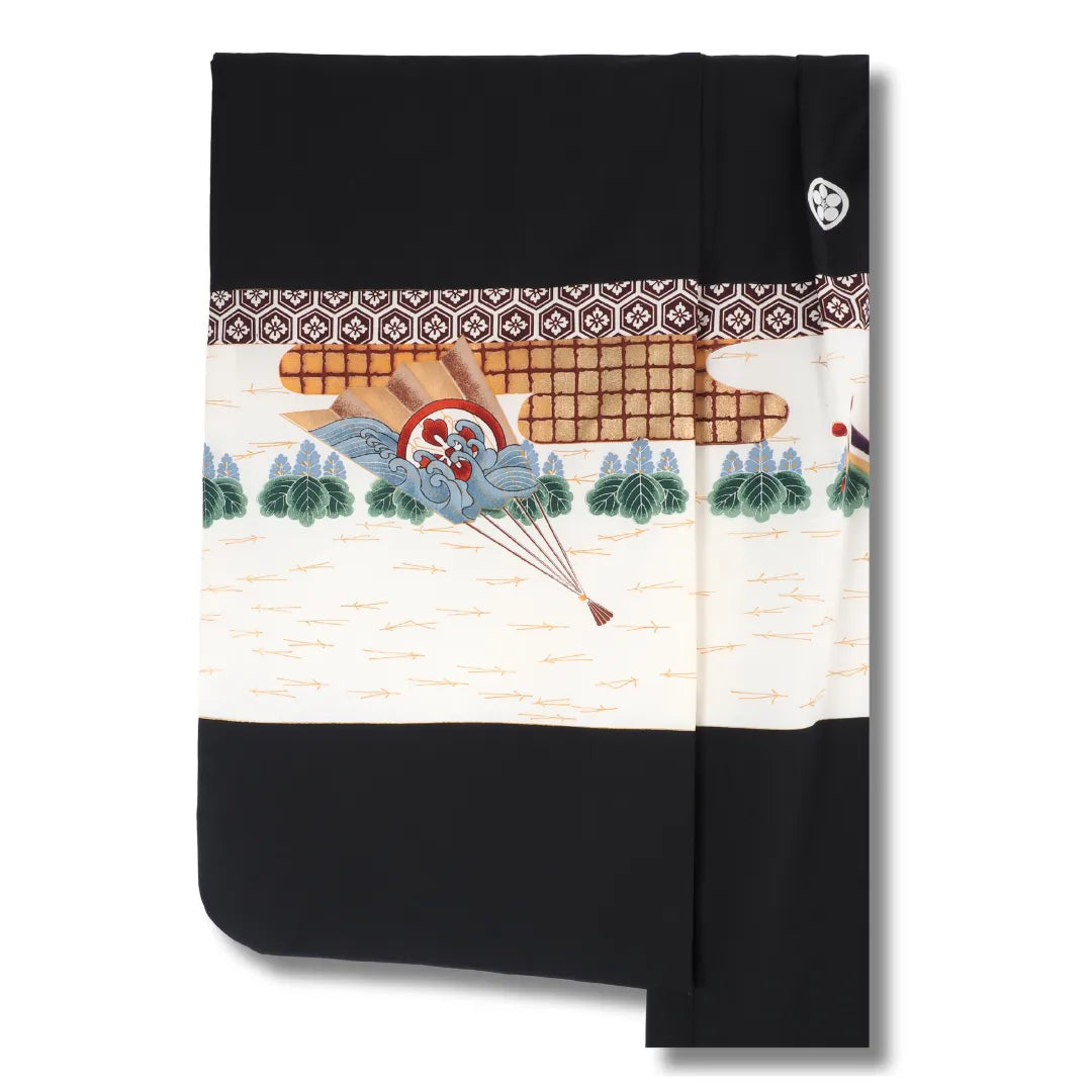 Schwarzer Vintage Kinder-Haori Ärmelansicht, cremefarbener Zierstreifen mit Krieger-Motiven sichtbar