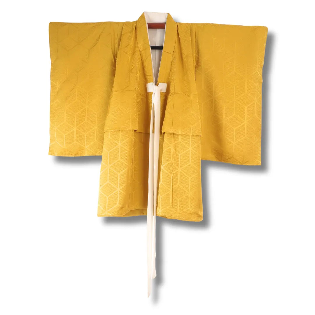 Senfgelber Vintage Kinder-Kimono aus Japan mit weißen Bändern, Frontansicht