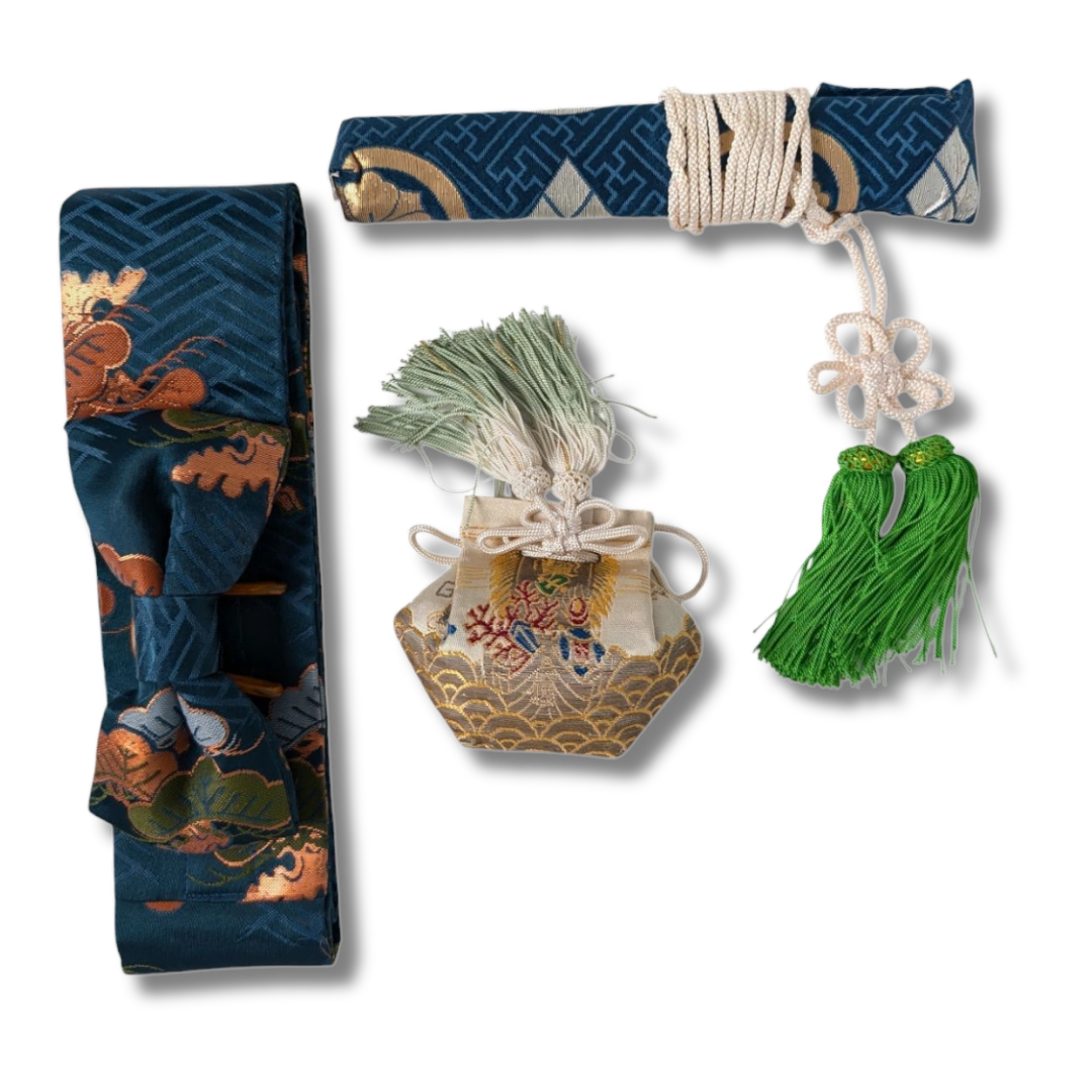 Shichi-Go-San Jungen-Set mit Obi, Kaiken & Amulett – Vintage