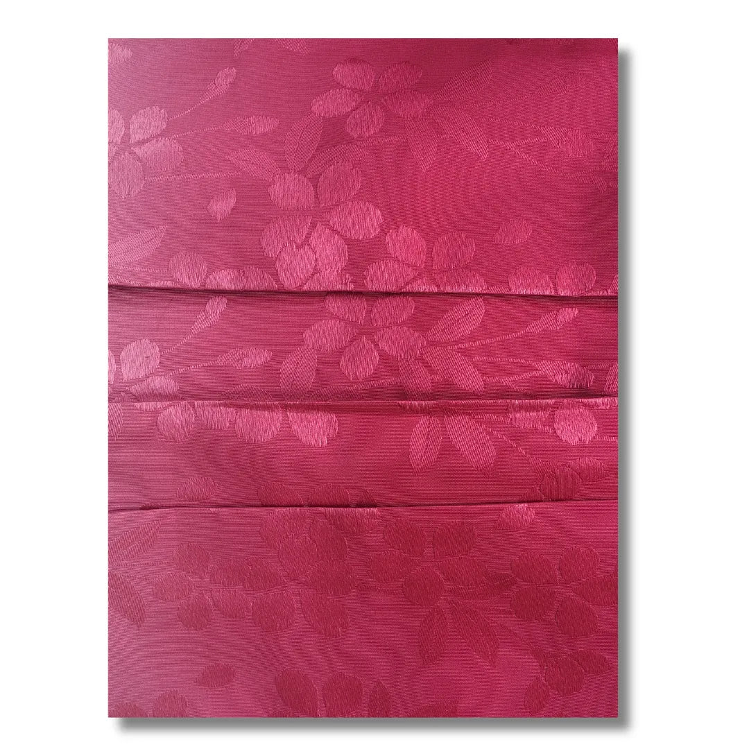 Stoffdetail des Hakama: eingewebtes Blütenmuster im pinken Bereich