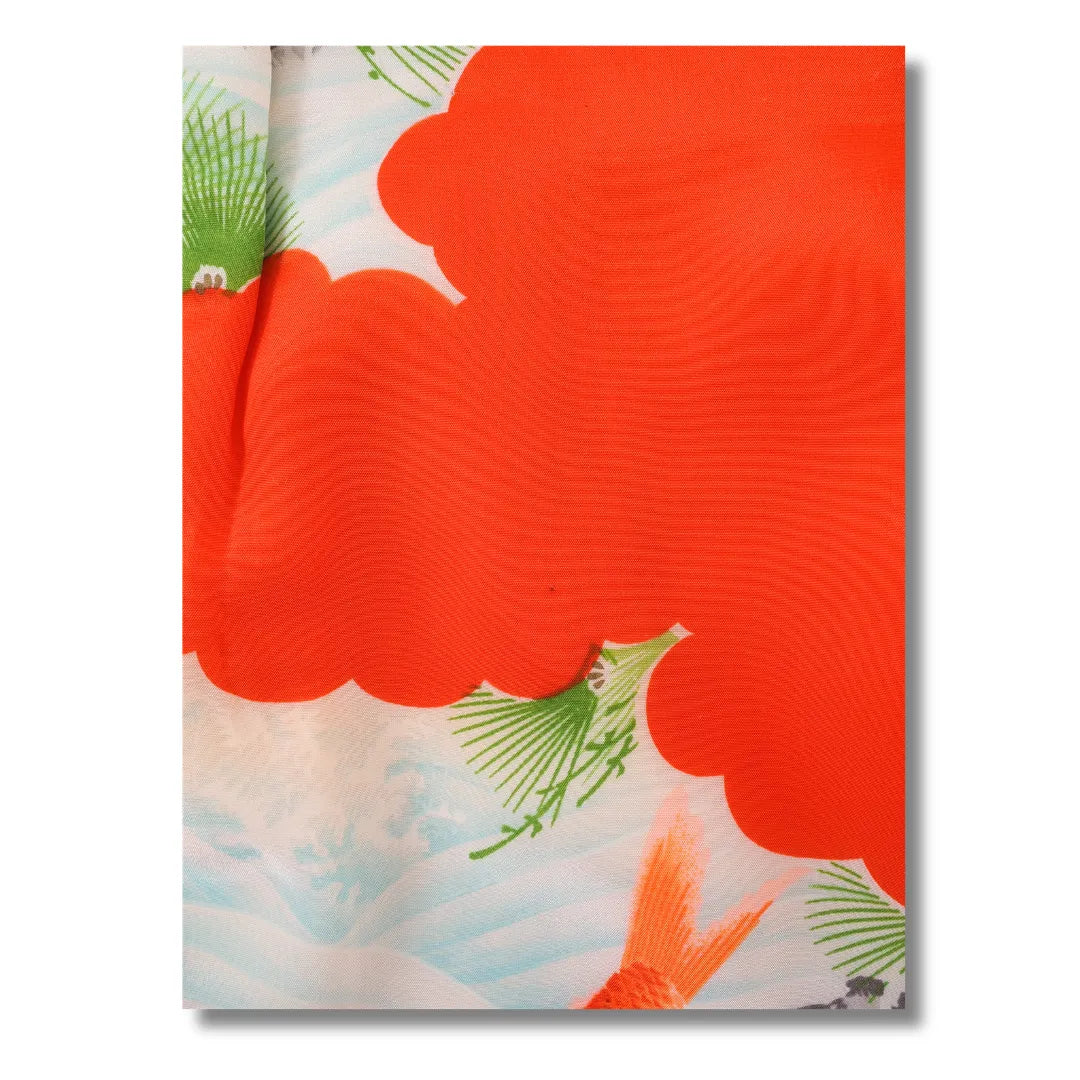 Stoffdetail des Kinder-Kimono mit orangefarbenem Wolkenmotiv und minimalen Fleck