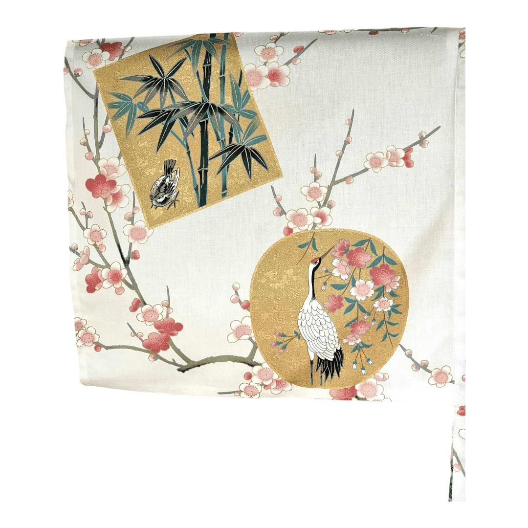 Stoffdetail in Creme mit goldenem Fächer, Kranich und rosa Pflaumenblüten  #farbe_Weiß