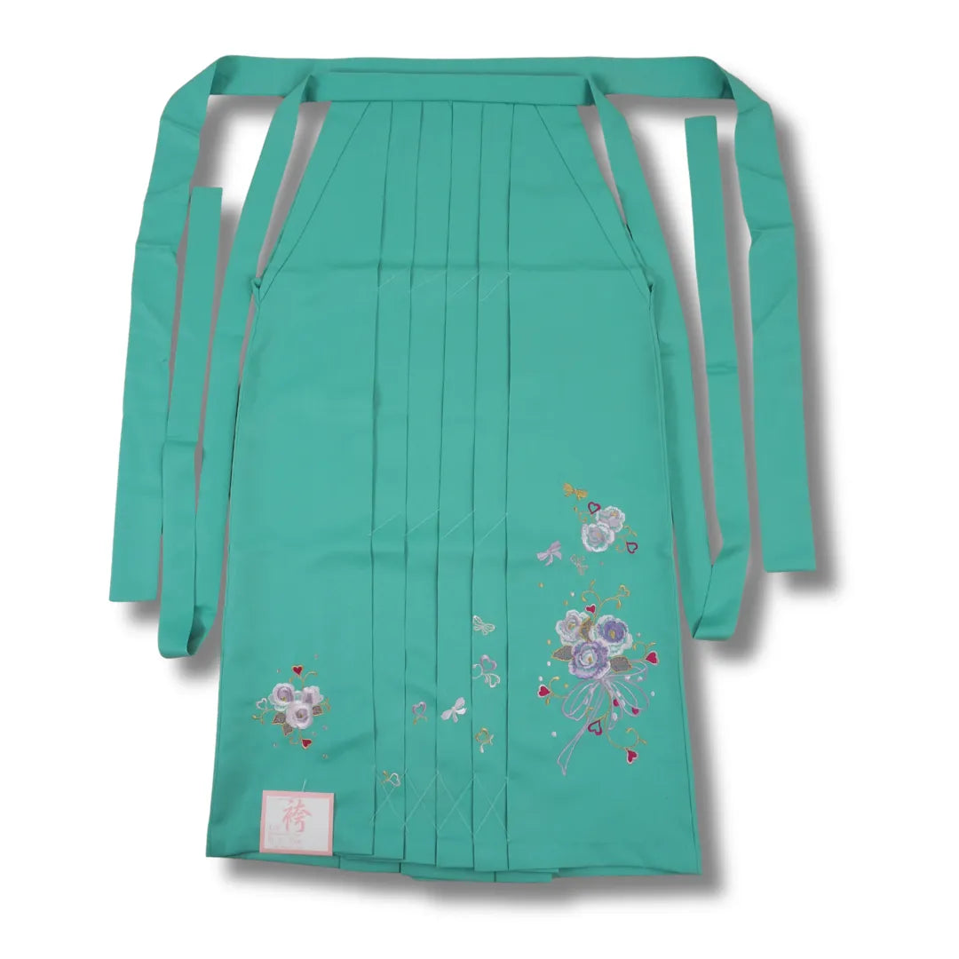 Türkiser Damen-Hakama mit Himo-Bindebändern und Blumen + Herzen bestickt, Vorderansicht