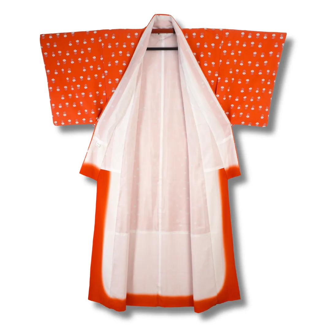 Vintage Damen-Kimono geöffnet mit Blick auf das weiße Innenfutter und den roten Saum