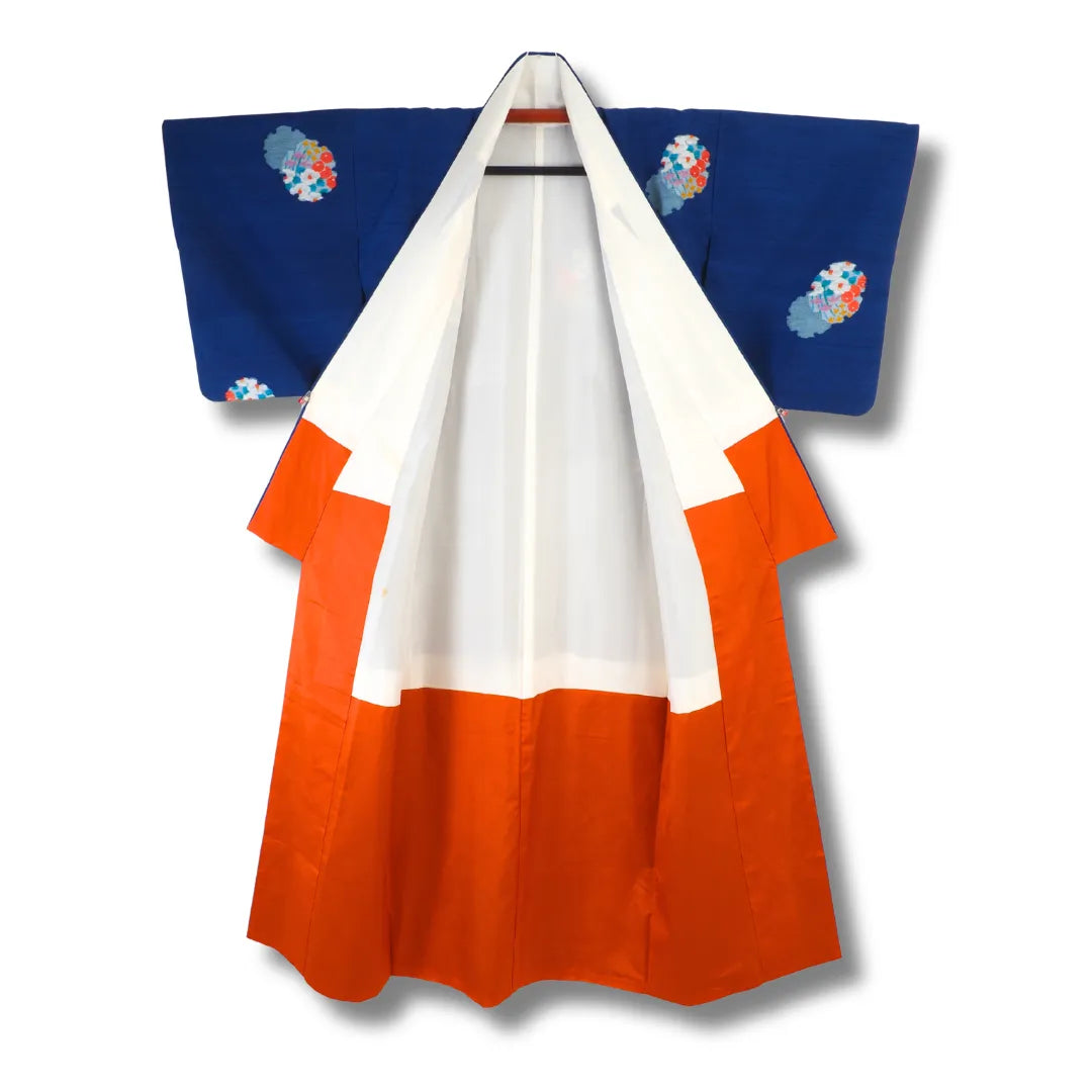 Vintage Damen-Kimono geöffnet mit Blick auf das weiße und orange Innenfutter