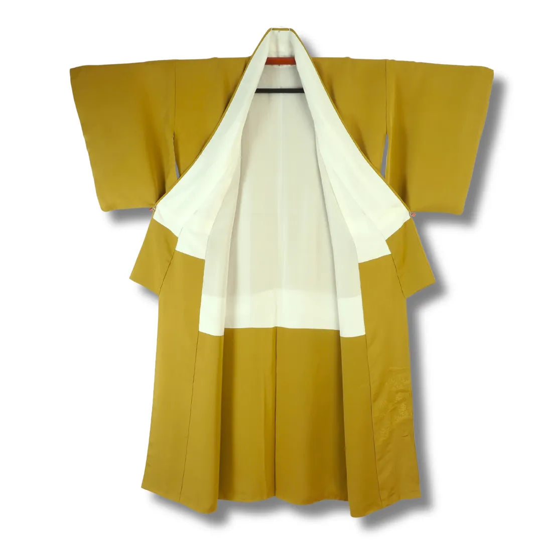 Vintage Damen-Kimono in Grün geöffnet mit Blick auf das cremefarbene Innenfutter