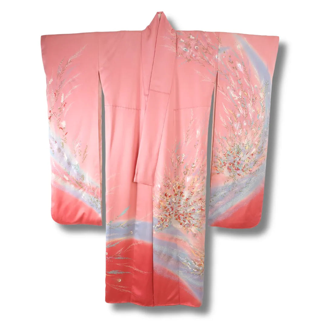 Vintage Damen Ō-Furisode in Rosa mit Pfauenfeder-Muster, Blumen und Farbverlauf zu Korallrot, lange Ärmel, Frontansicht