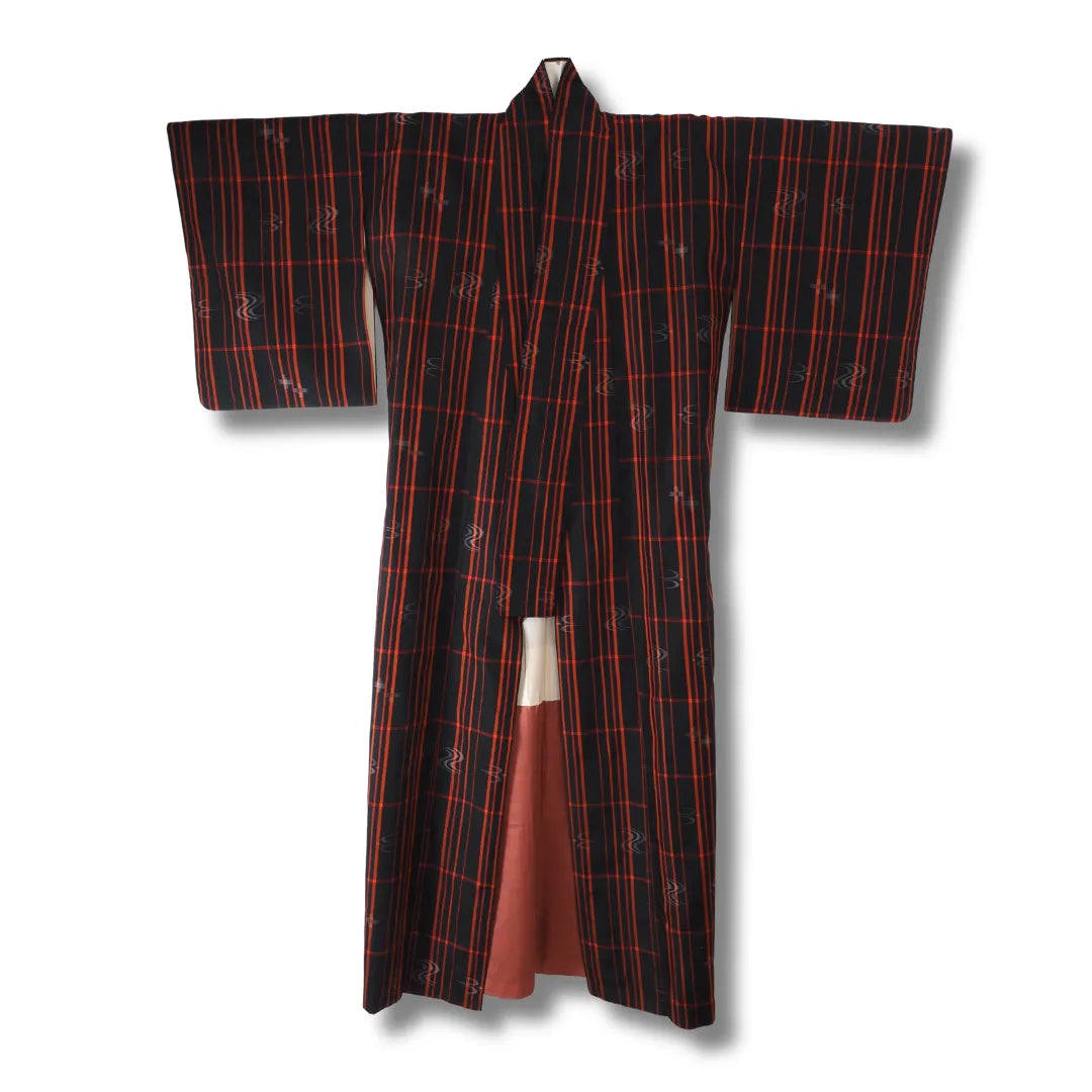 Vorderansicht Kimono mit Karomuster in Schwarz und Rot