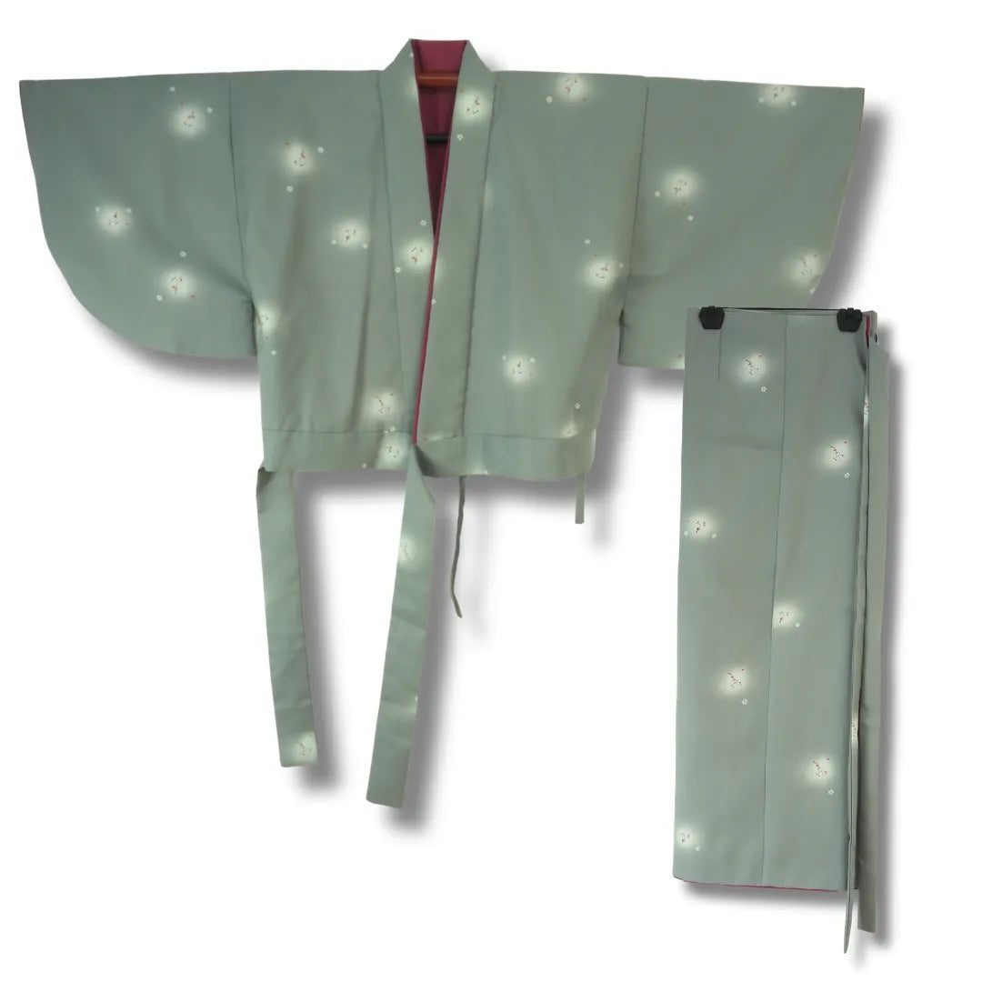 Vintage Damen Ensemble in Salbeigrün: Haori-Jackche mit weißem Tupfenmuster und passender Rock, Frontansicht