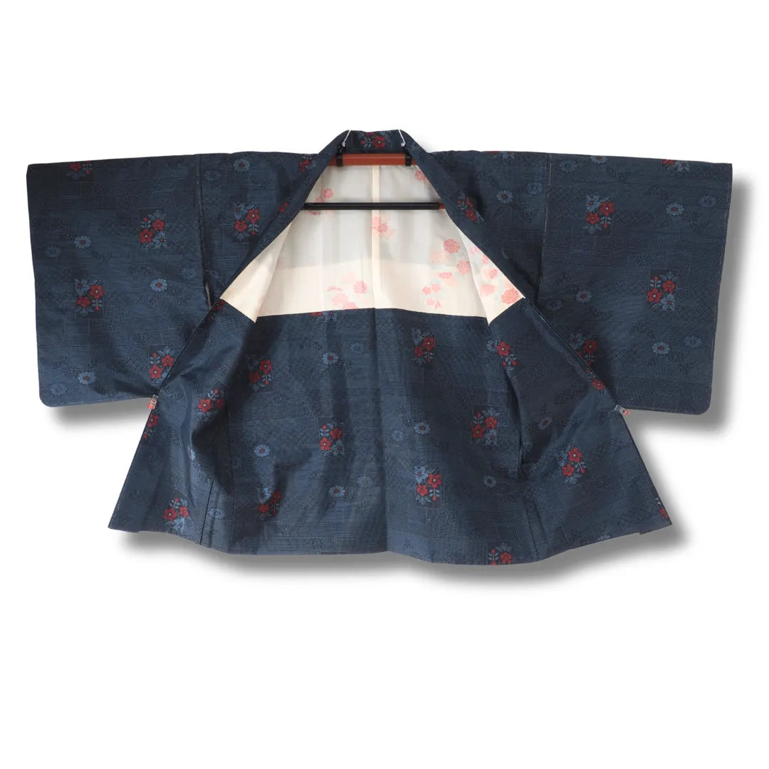 Haori mit Blumen geöffnet, so dass die Blumen im Innenfutter sichtbar sind