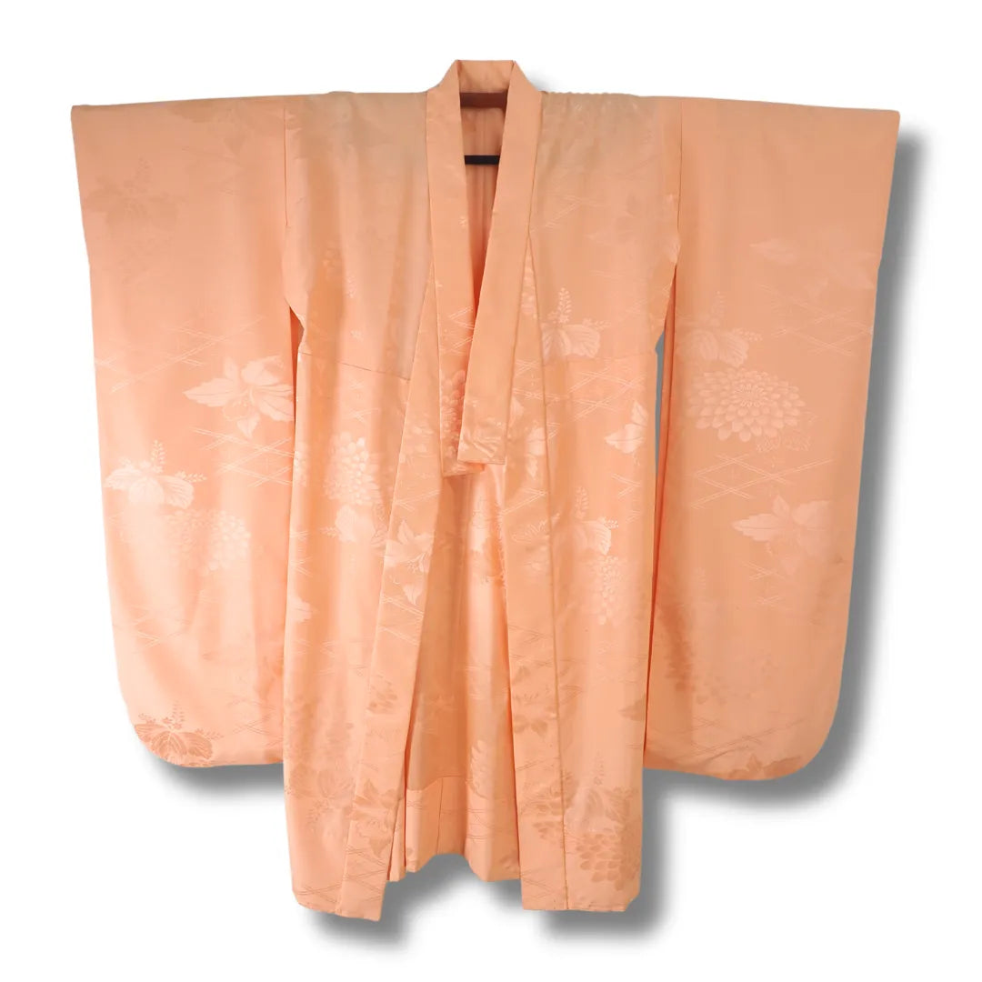Vintage Furisode Juban in Apricot mit floralen Mustern Vorderansicht