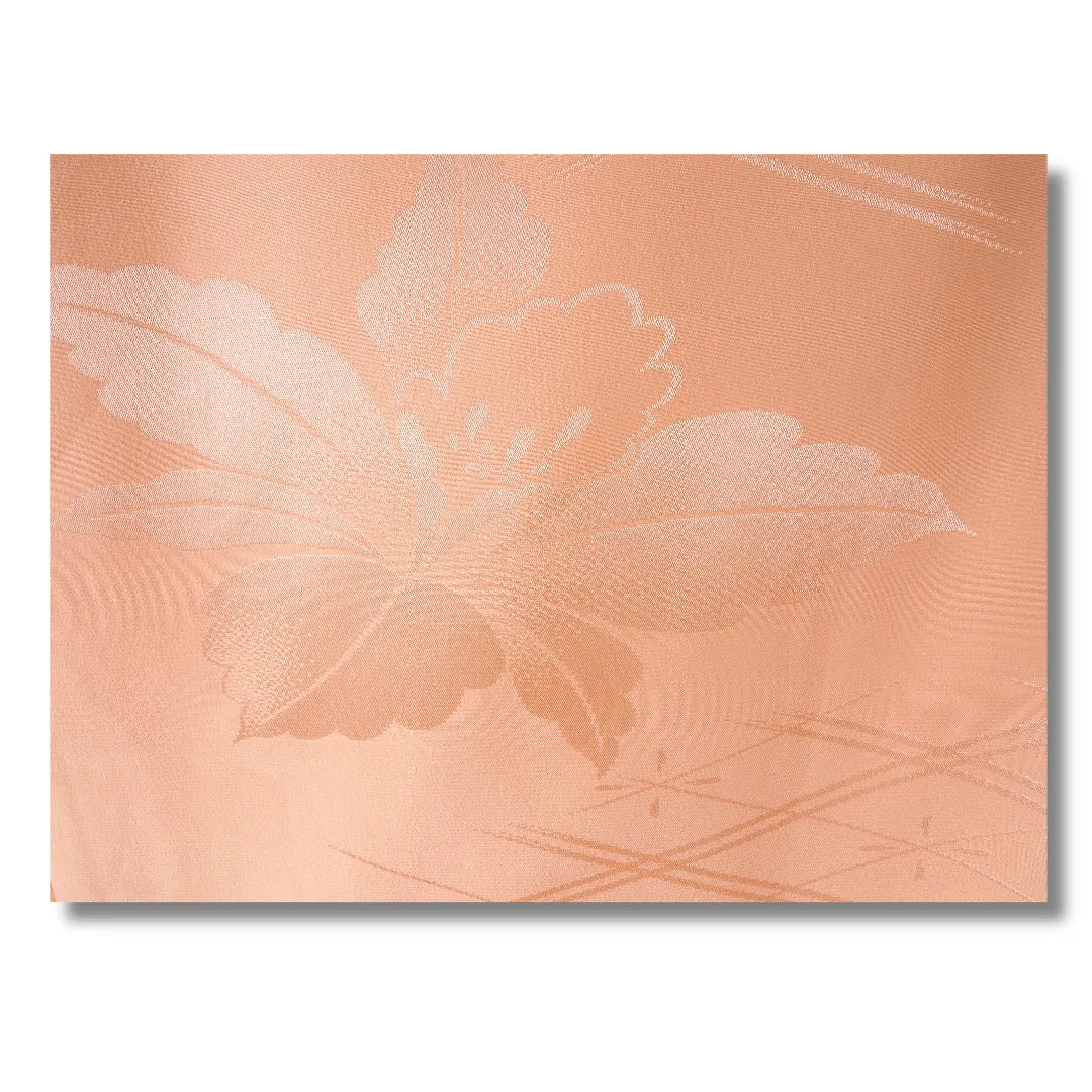 Florales Muster mit Blättern auf apricotfarbenem Vintage Juban