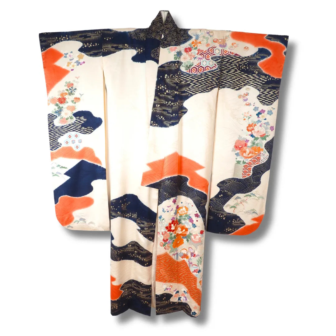 Japanischer Vintage Furisode Kimono in Cremeweiß mit blauen und orangefarbenen Wellen-Dekoren.