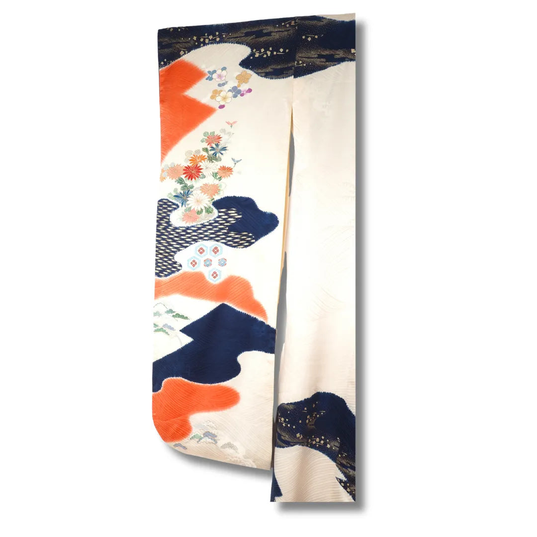 Seitliche Ansicht des langen Ärmels mit filigranen Blumenmotiven und Wellen.