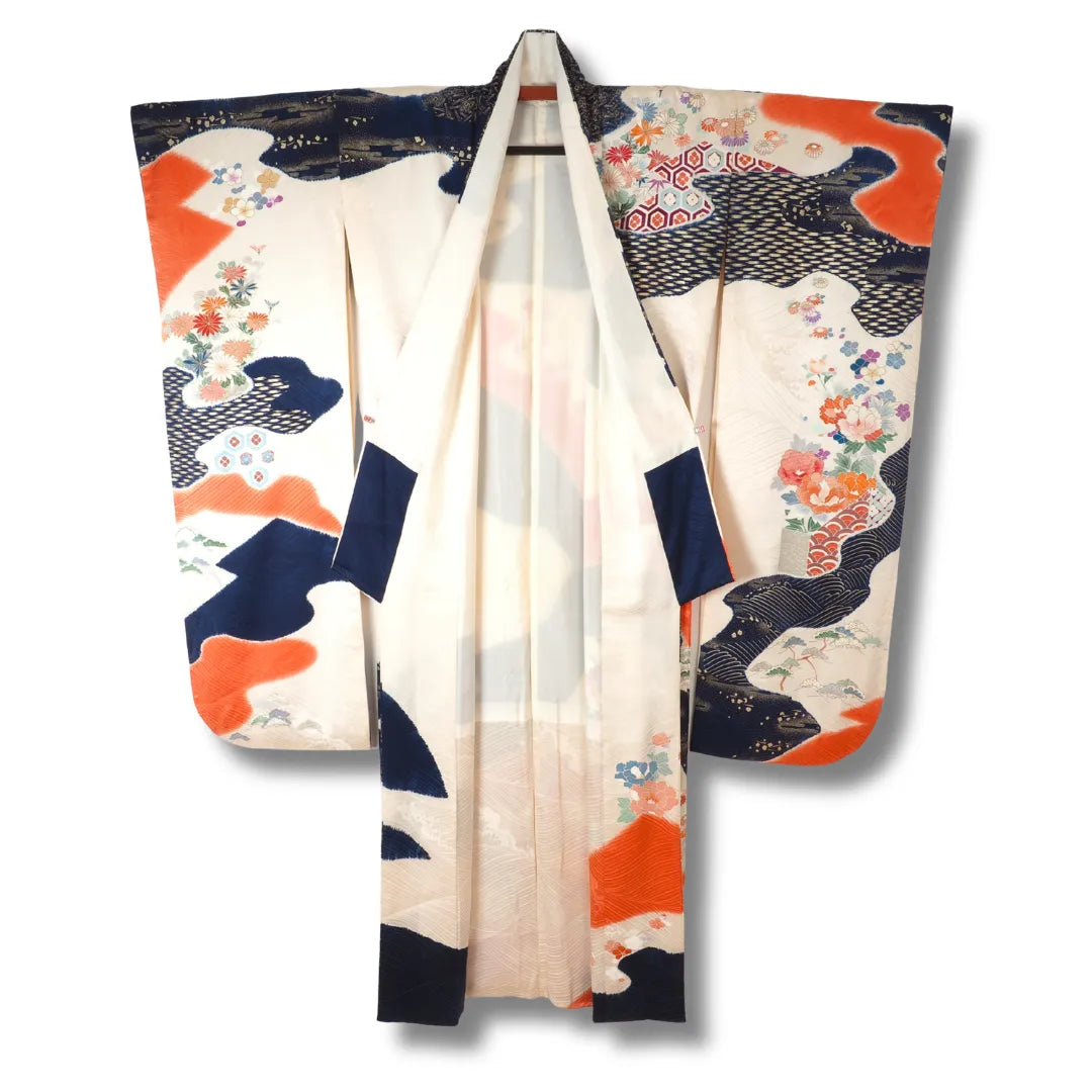 Der Kimono zeigt das exklusive, gemusterte Innenfutter in Creme.