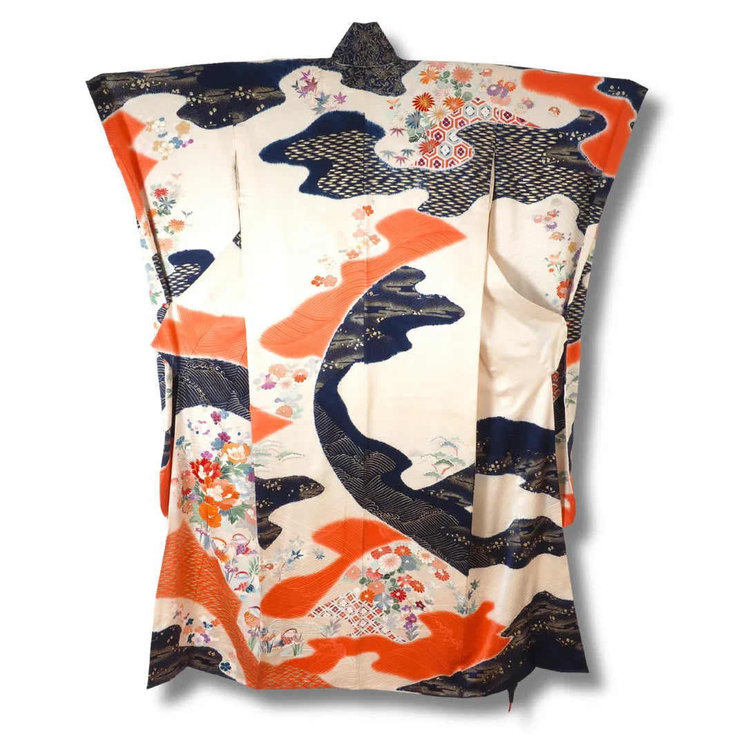 Der flach liegende Kimono präsentiert die harmonische Farbkomposition der Seide.