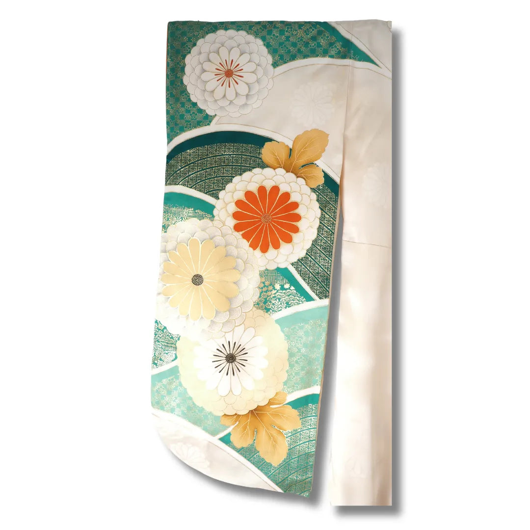 Detailansicht Ärmel mit floralen Chrysanthemenmustern