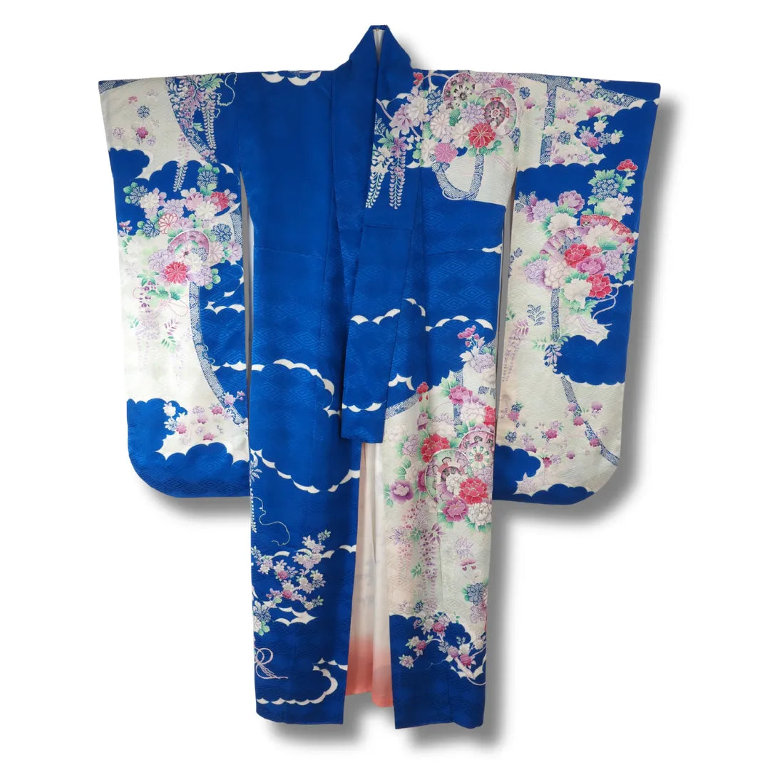 Vintage Damen Furisode in Königsblau mit Wolkenformen und Blumenmuster in Rosa und Lila, lange Ärmel, Frontansicht