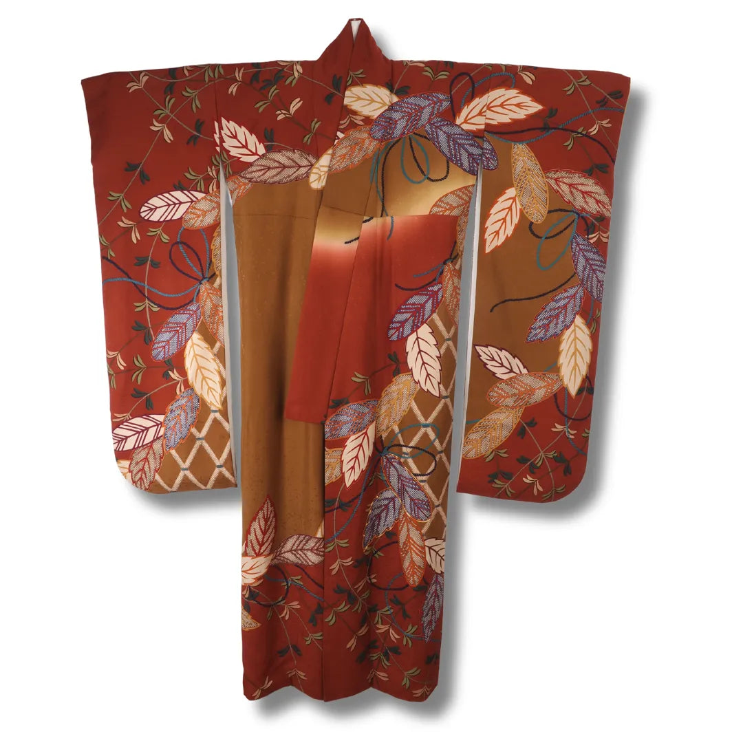 Vintage Damen Furisode in Rotbraun mit Herbstblättern und goldener Rautenfläche, lange Ärmel, Frontansicht