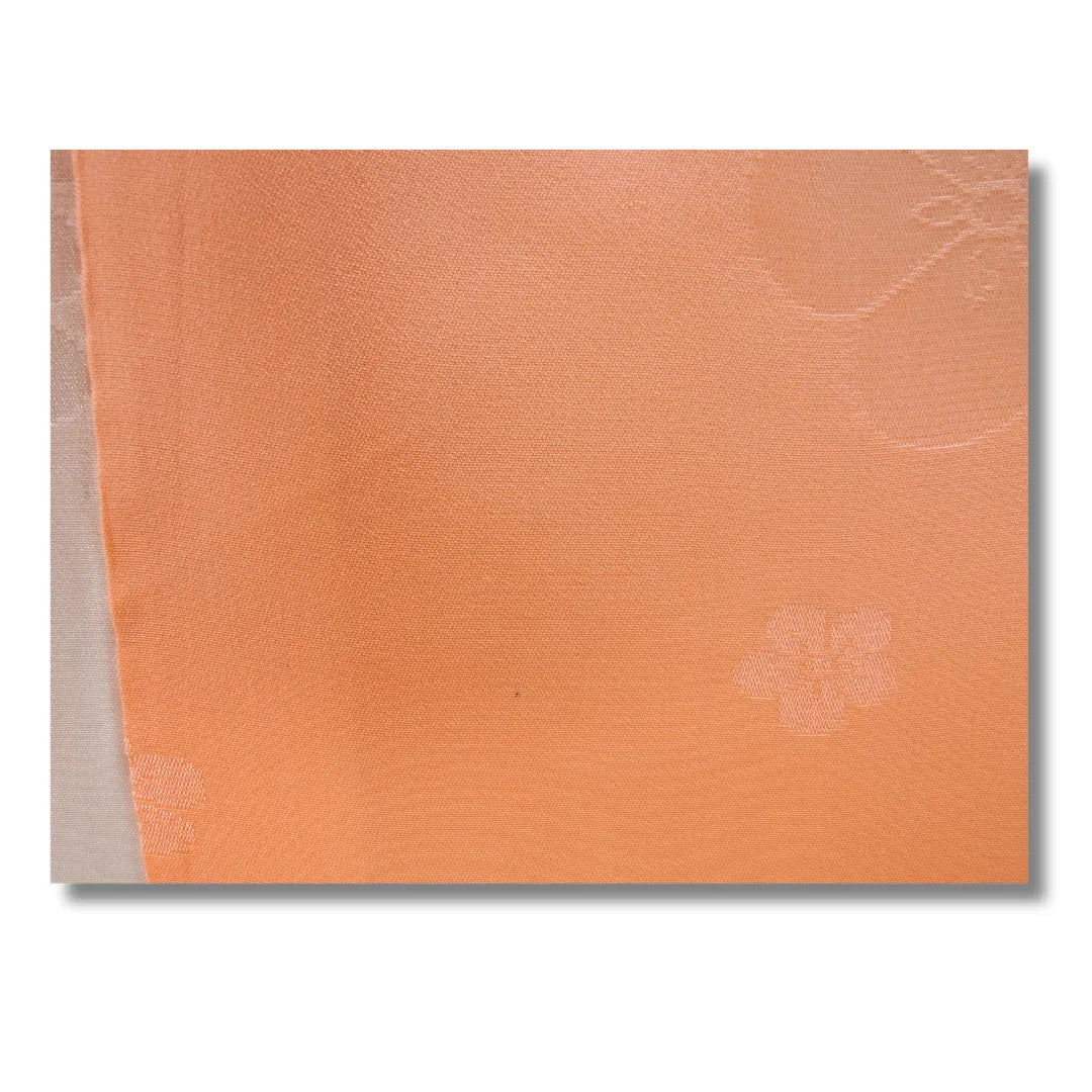 Stoffdetail mit eingewebten floralen Motiven