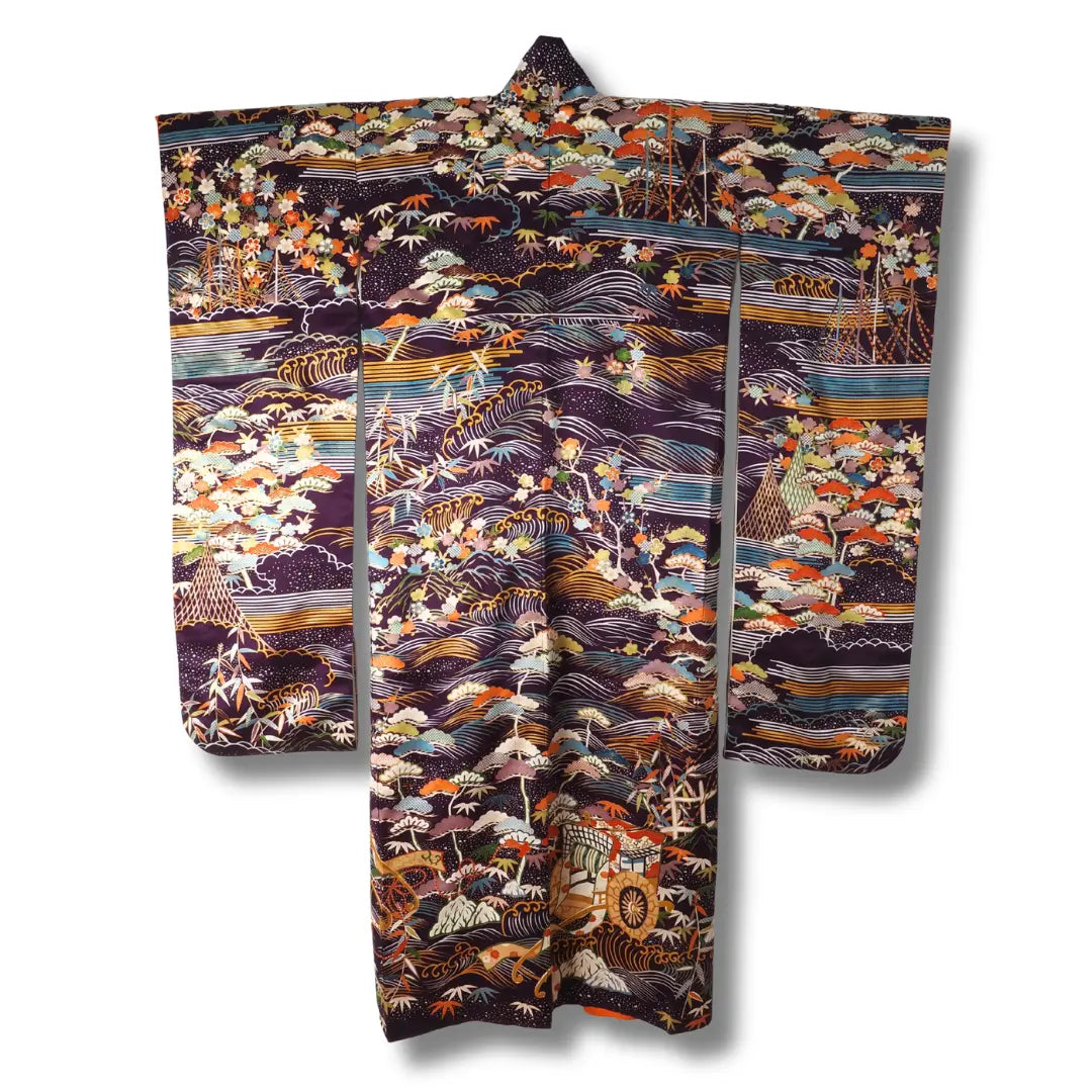 Rückseite eines lilafarbenen Furisode Kimono mit buntem Muster