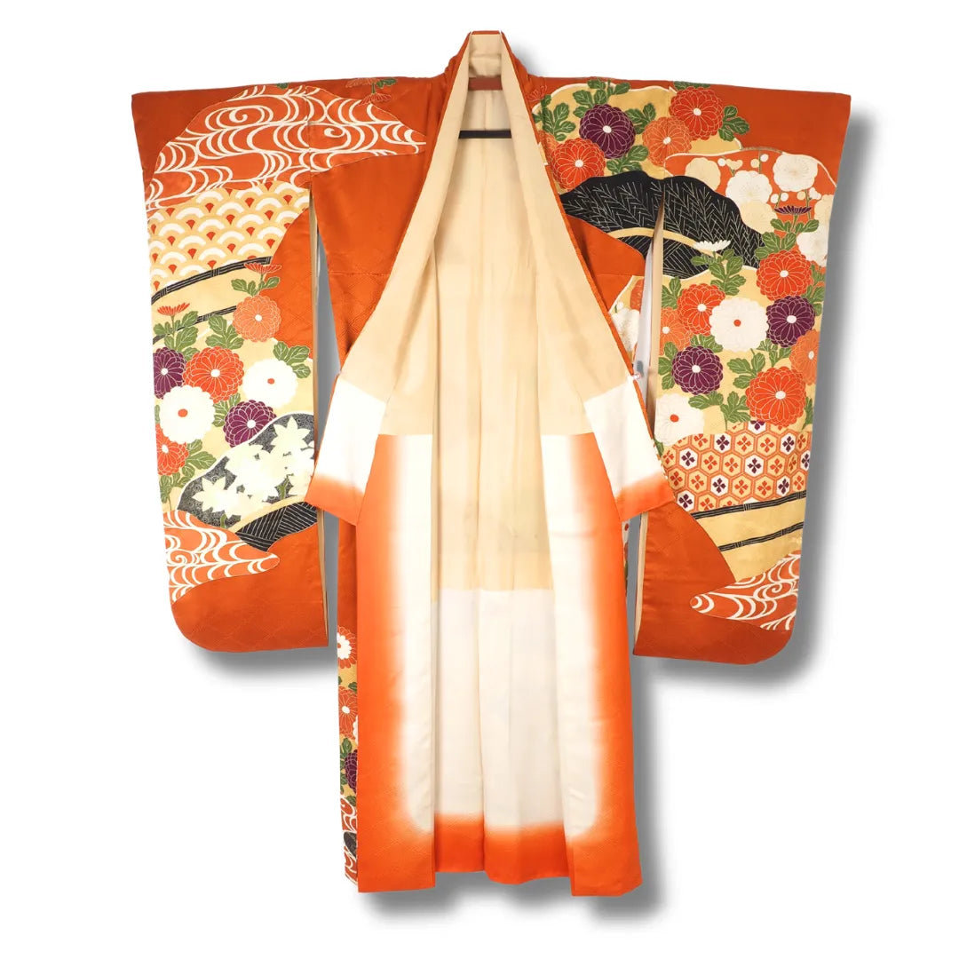 Geöffneter Kimono zeigt das cremeweiße Seiden-Innenfutter mit orangefarbenem Saum.