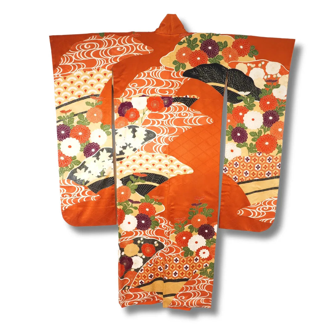 Rückseite des Furisode mit durchgehendem Muster aus Kiefern, Wellen und Blüten.
