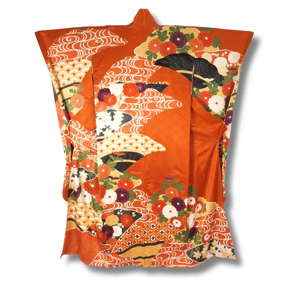 Der Furisode Kimono ordentlich gefaltet, Sicht auf die kunstvolle Seidenstruktur.