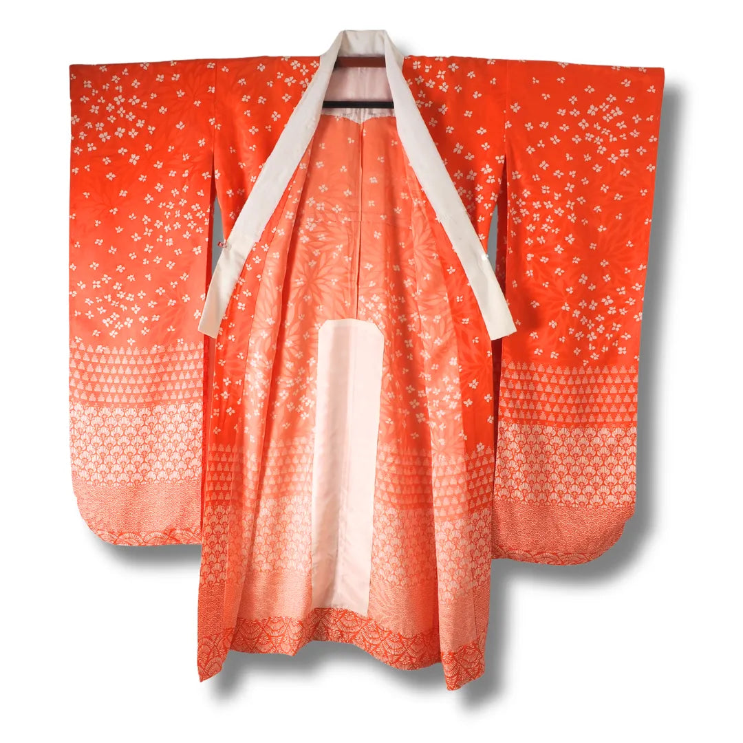Vorderseite des Furisode Juban mit weißen Blütenmustern, geöffnet